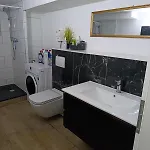 아파트 100 Qm Apartment,wlan, Tv Free Parking,24 H Check-in, ,full Kitchen,untergeschoss ,3 Schlafzimmer -wohnzimmer Integriert *