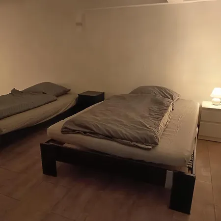 100 Qm Apartment,wlan, Tv Free Parking,24 H Check-in, ,full Kitchen,untergeschoss ,3 Schlafzimmer -wohnzimmer Integriert * 하노버