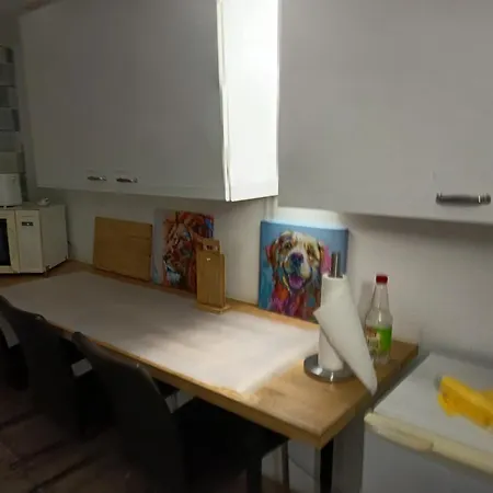 100 Qm Apartment,wlan, Tv Free Parking,24 H Check-in, ,full Kitchen,untergeschoss ,3 Schlafzimmer -wohnzimmer Integriert 하노버