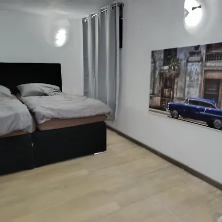 100 Qm Apartment,wlan, Tv Free Parking,24 H Check-in, ,full Kitchen,untergeschoss ,3 Schlafzimmer -wohnzimmer Integriert *