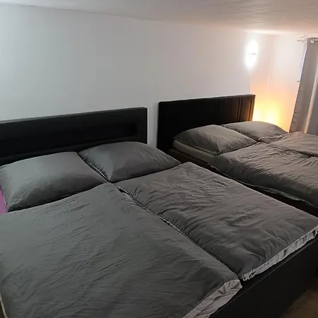 Lejlighed 120 Qm Apartment,wlan, Tv Free Parking,24 H Check-in, ,full Kitchen,untergeschoss ,3 Schlafzimmer -wohnzimmer Integriert