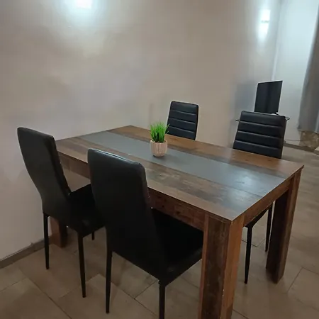 100 Qm Apartment,wlan, Tv Free Parking,24 H Check-in, ,full Kitchen,untergeschoss ,3 Schlafzimmer -wohnzimmer Integriert Hanôver