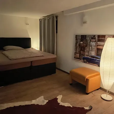 Apartamento 100 Qm Apartment,wlan, Tv Free Parking,24 H Check-in, ,full Kitchen,untergeschoss ,3 Schlafzimmer -wohnzimmer Integriert Hanôver