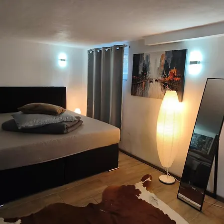 120 Qm Apartment,wlan, Tv Free Parking,24 H Check-in, ,full Kitchen,untergeschoss ,3 Schlafzimmer -wohnzimmer Integriert