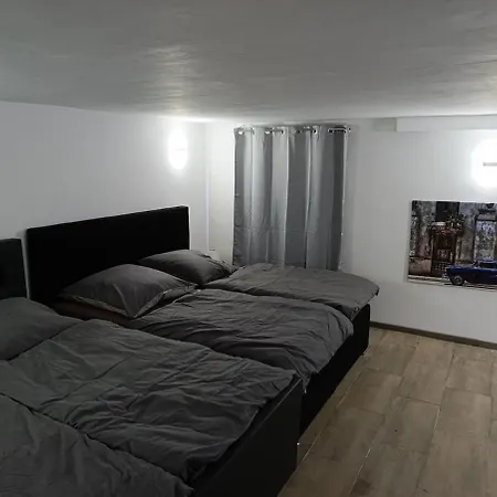 Διαμέρισμα 100 Qm Apartment,wlan, Tv Free Parking,24 H Check-in, ,full Kitchen,untergeschoss ,3 Schlafzimmer -wohnzimmer Integriert Ανόβερο