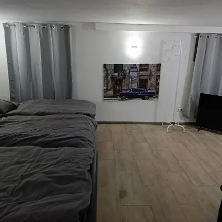 100 Qm Apartment,wlan, Tv Free Parking,24 H Check-in, ,full Kitchen,untergeschoss ,3 Schlafzimmer -wohnzimmer Integriert