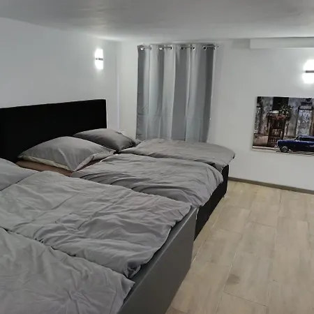 Апартаменты 100 Qm Apartment,wlan, Tv Free Parking,24 H Check-in, ,full Kitchen,untergeschoss ,3 Schlafzimmer -wohnzimmer Integriert Ганновер